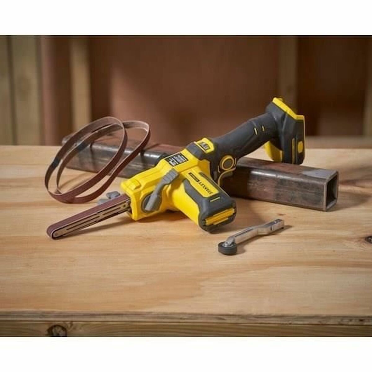 Ponceuse à bande Stanley SFMCE210D2K-QW